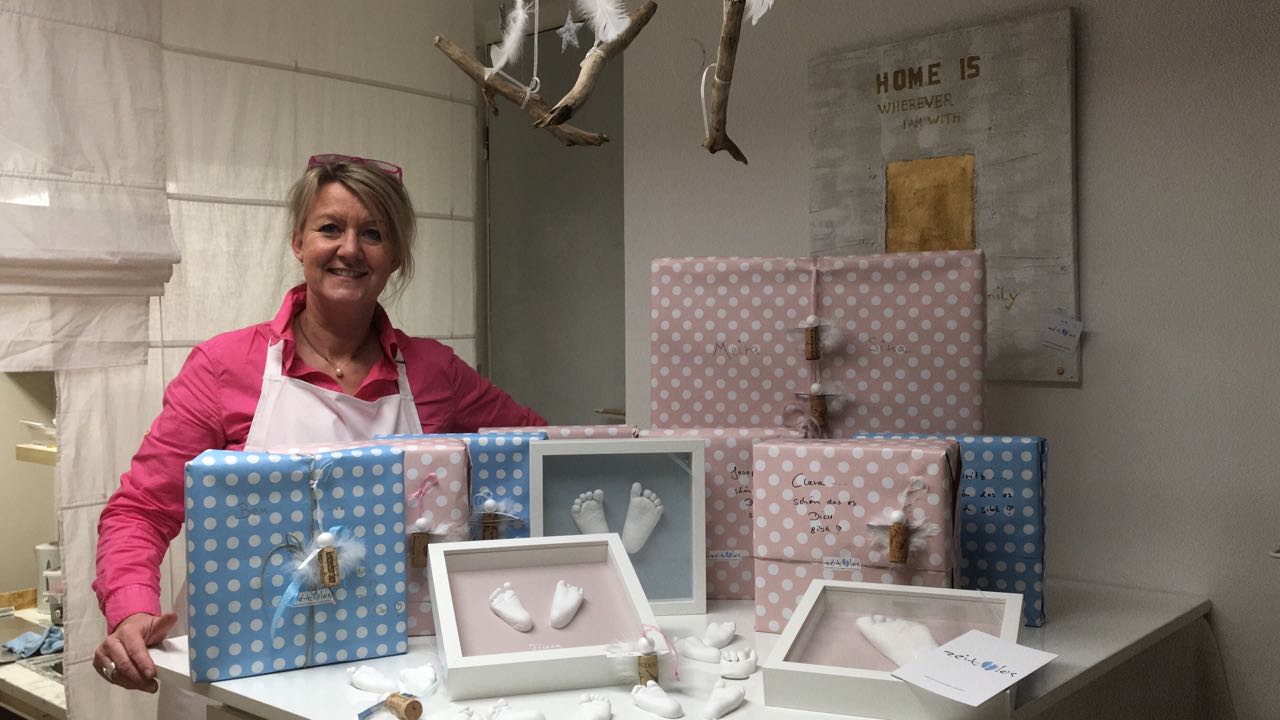 Iris Steinecker in ihrem Atelier mit handgefertigten 3D-Abdrücken